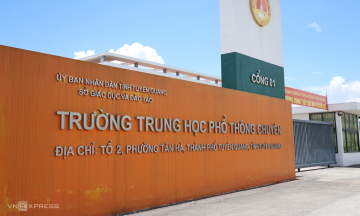 How are Tuyen Quang specialized high school students admitted to universities?