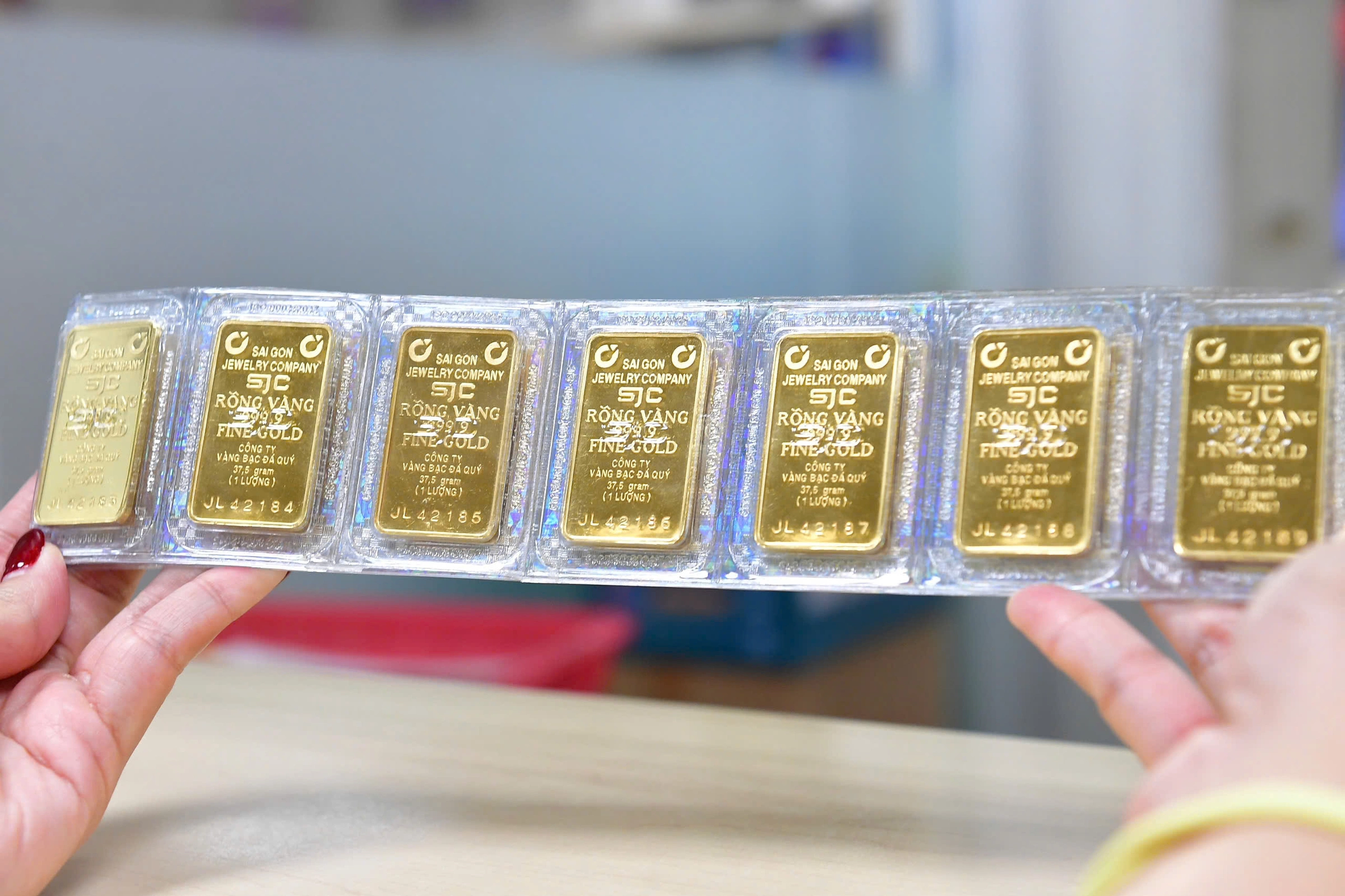 Gold bar prices reach two-week high