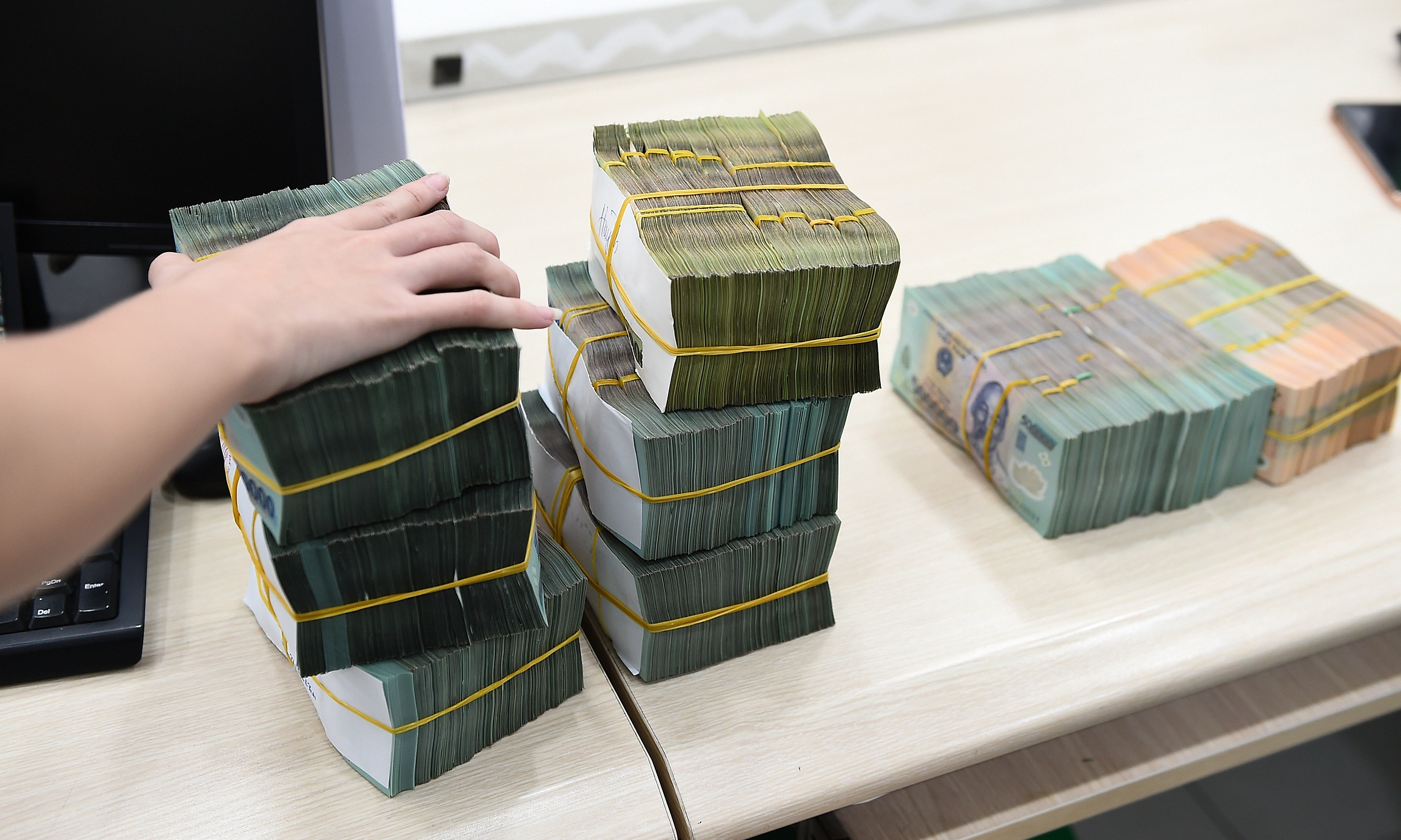 Sacombank issues bonds with 10% interest rate