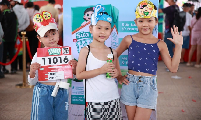 2/4 Square bustling before Kun Marathon Nha Trang race day