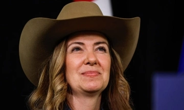 Alberta premier 'caught between two fires' in question of secession from Canada