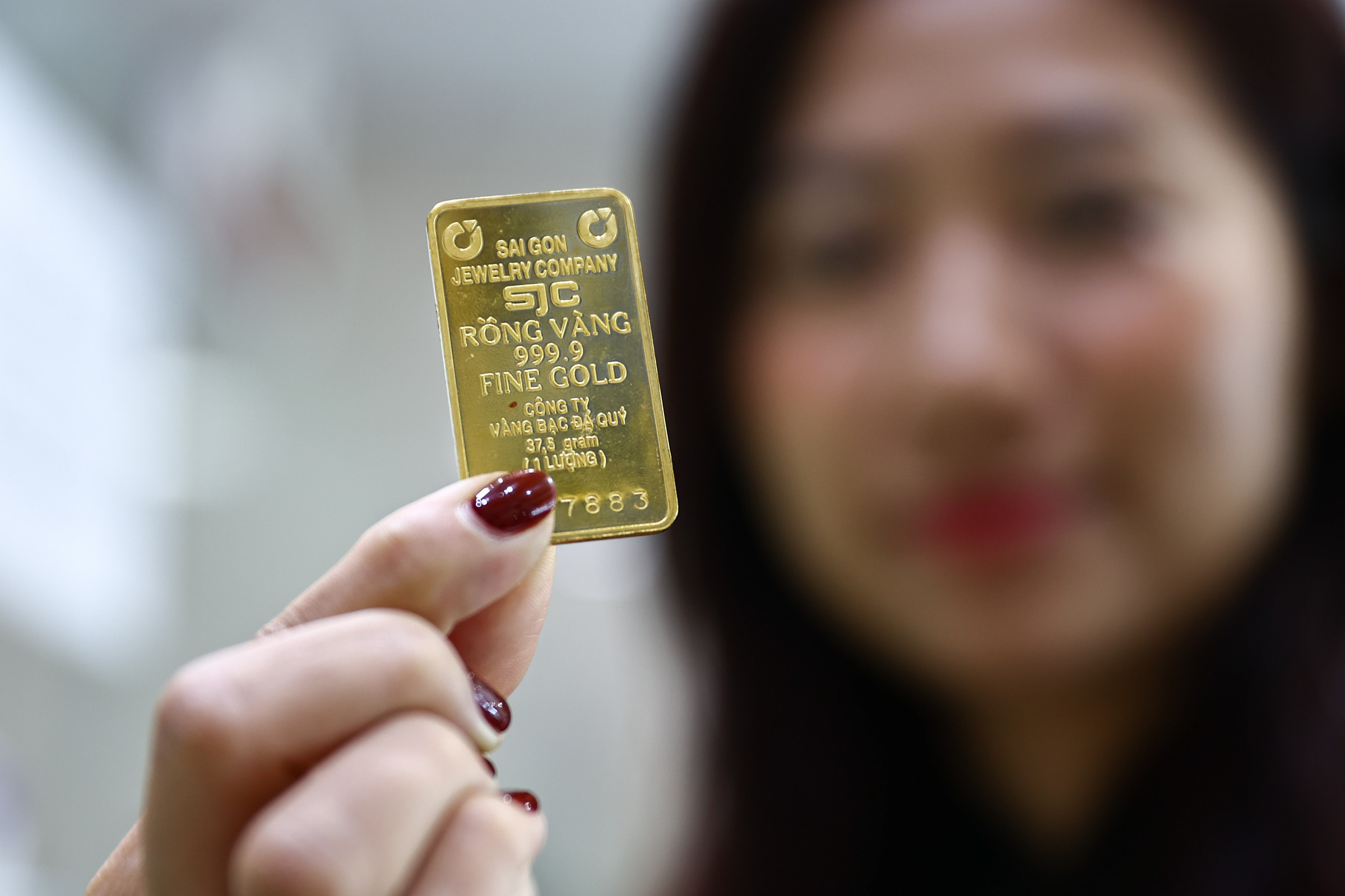 Gold bar prices increase by nearly 2 million dong