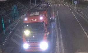 Police search for owners of vehicles with damaged tires due to expressway debris