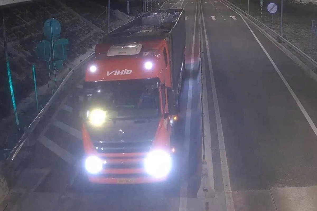 Police search for owners of vehicles with damaged tires due to expressway debris