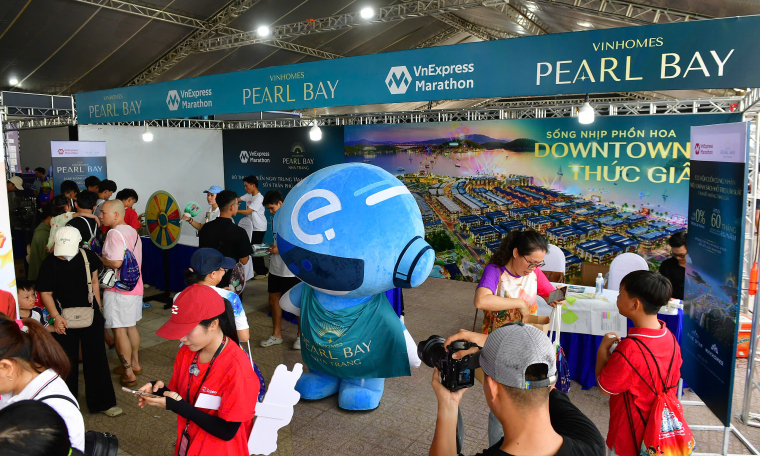 Runners check in for gifts from Vinhomes Pearl Bay at VnExpress Marathon Nha Trang