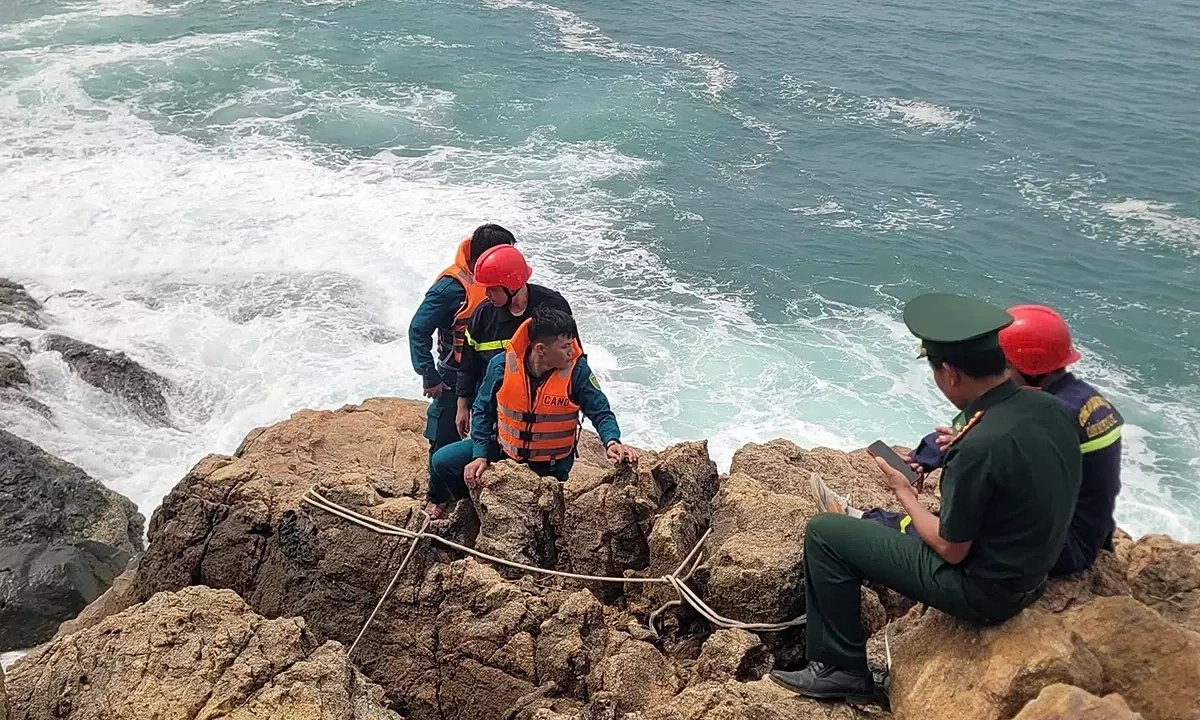 Tourists defy danger to enter restricted Son Tra areas for photos