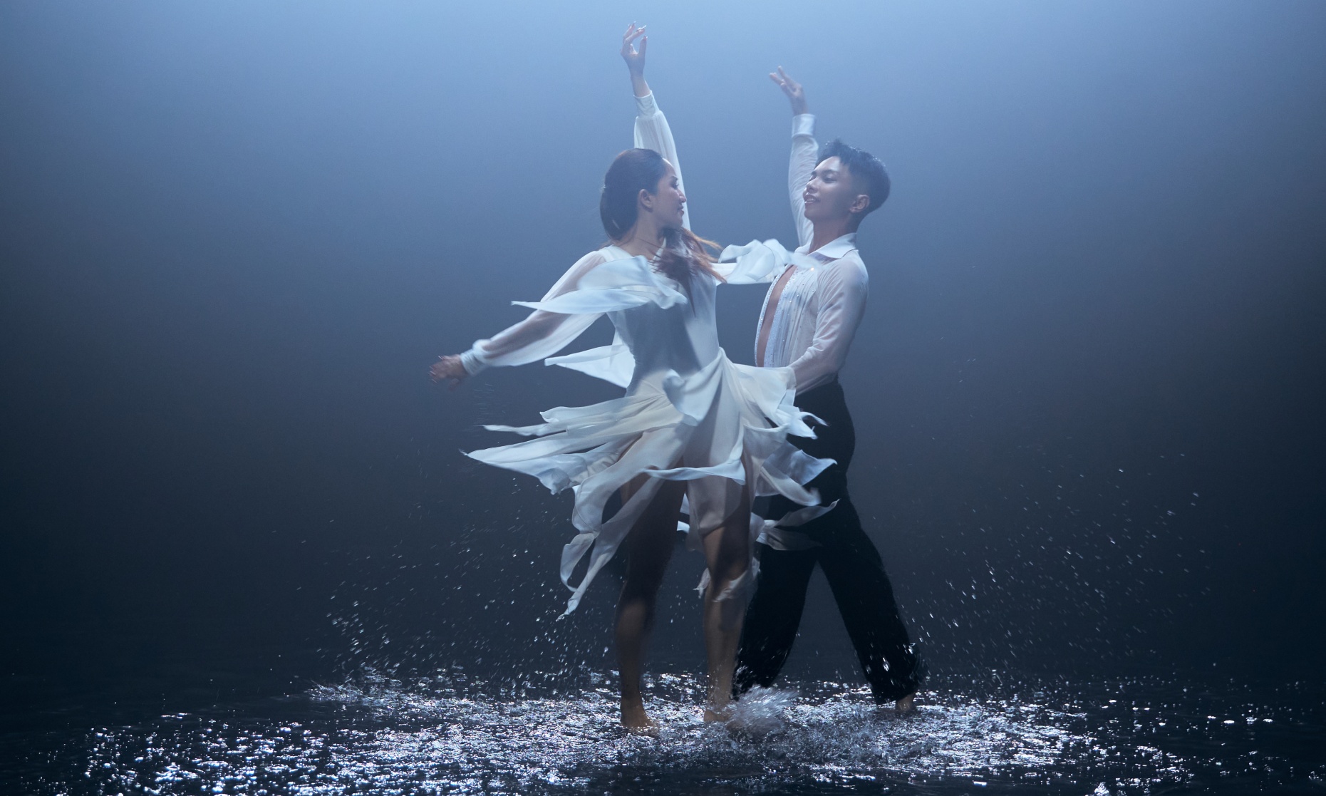 Khanh Thi, Phan Hien portray love in Le Quyen's MV