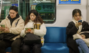 Young Koreans compete to showcase stock market losses