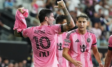 Messi honored by teammates after father's passing