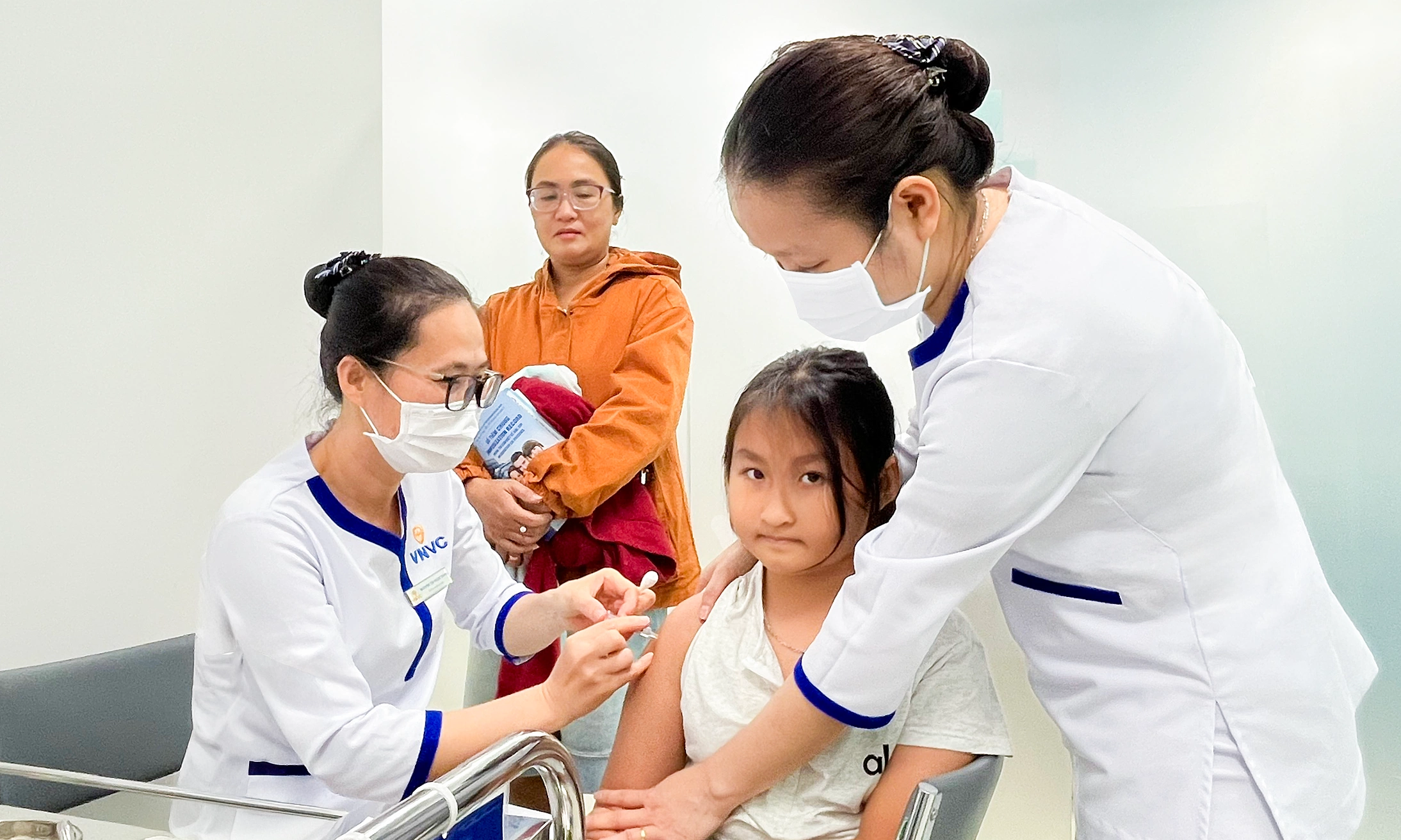 A mother-in-law advises her daughter-in-law on HPV prevention