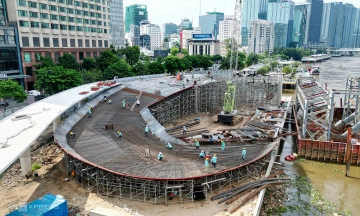 Nipa palm leaf-shaped pedestrian bridge over Saigon River nears completion