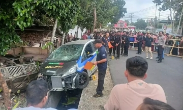 Race car crashes into crowd, 8 dead