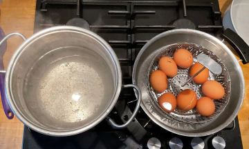 Can individuals with high blood cholesterol consume eggs?