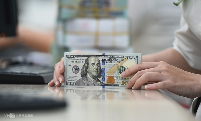 Bank USD price drops sharply