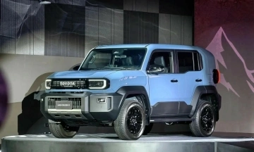 Highlighting the Land Cruiser FJ off-road SUV priced at 1.198 billion dong