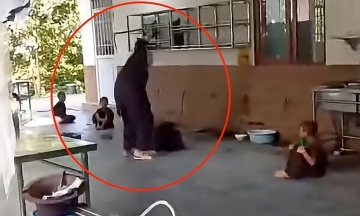 Man beats child monk at Bau Pagoda