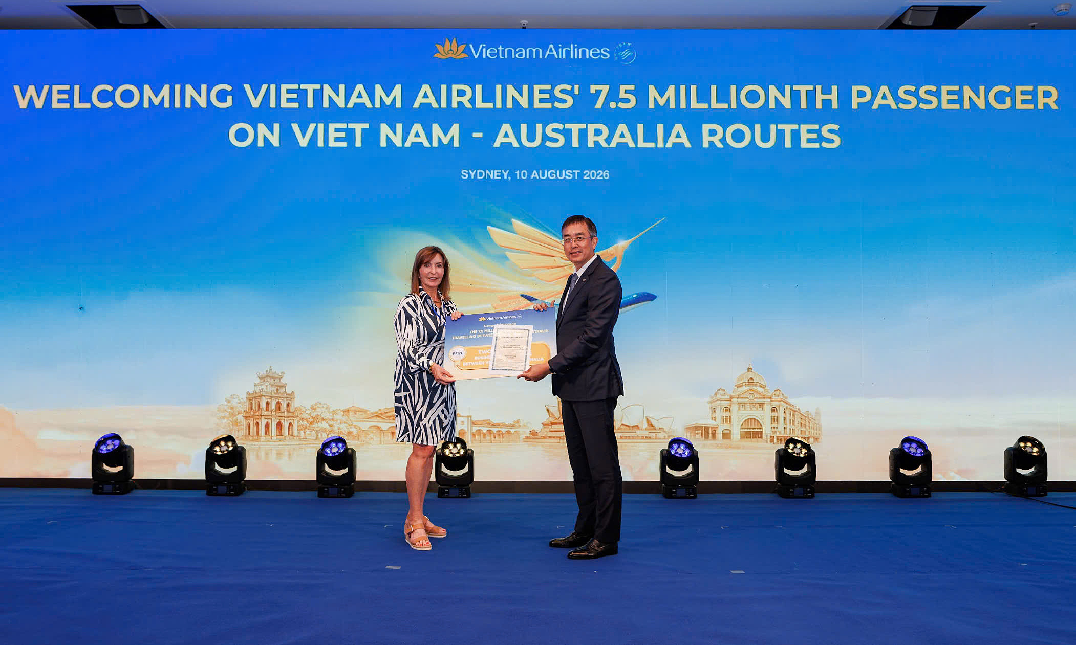Vietnam Airlines welcomes 7,5 millionth passenger on Australia route