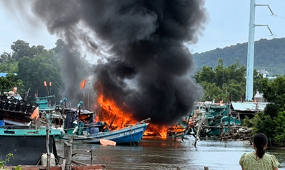 Fishing boat explodes at Vinh Dam port, father and son injured