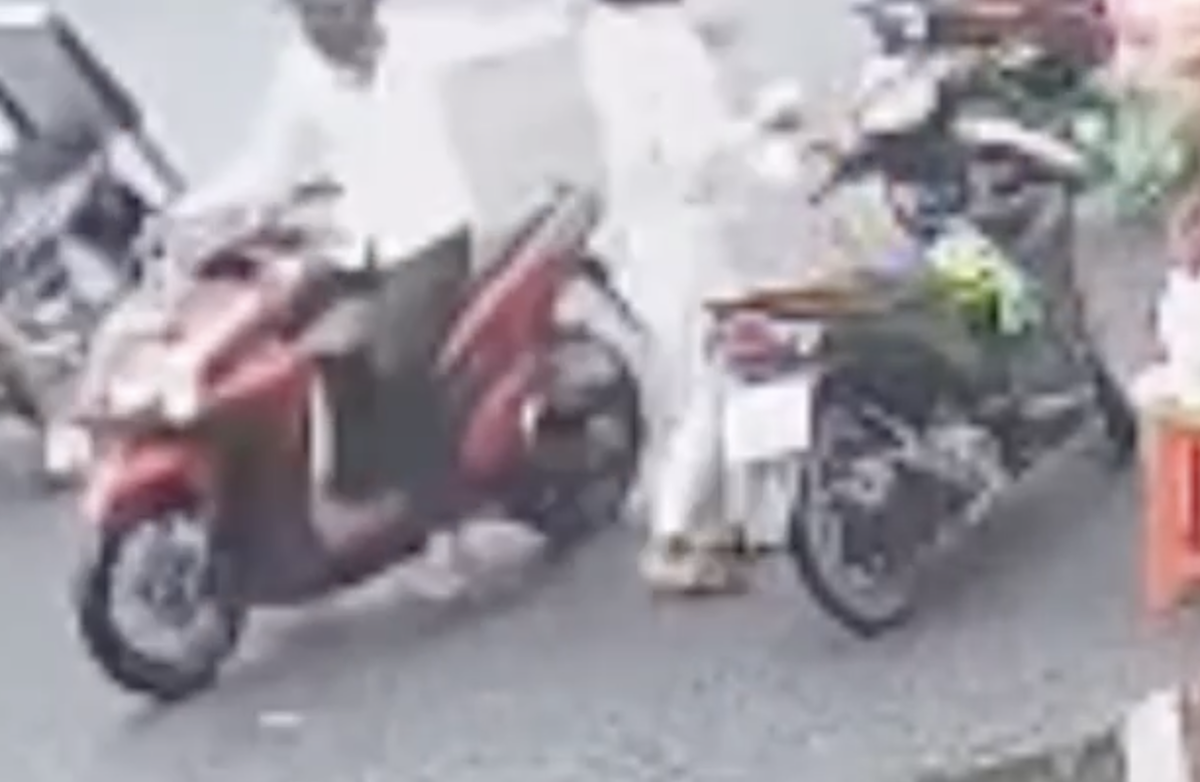 Man snatches gold necklace, gives it to girlfriend to sell for debt repayment