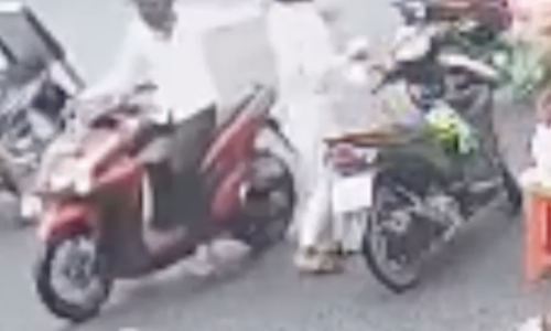 Man snatches gold necklace, gives it to girlfriend to sell for debt repayment