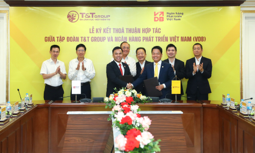 What helps T&T Group attract capital from financial institutions?