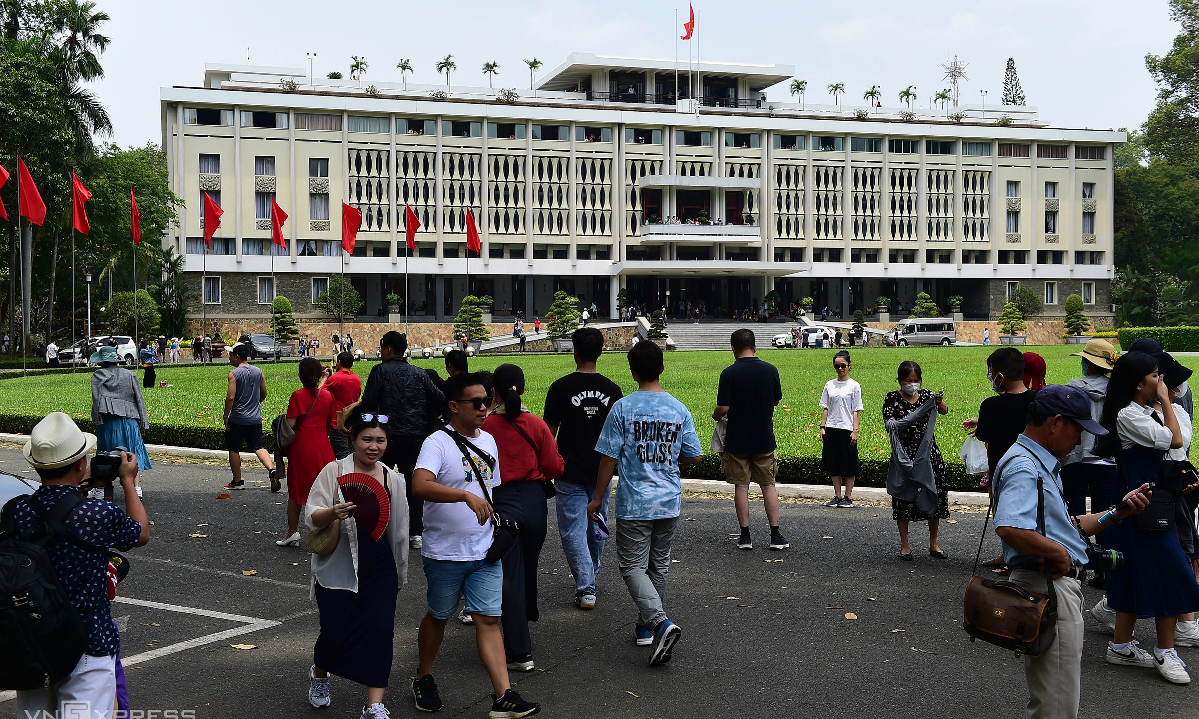 Independence Palace sparks debate over photography fees up to 10 million VND