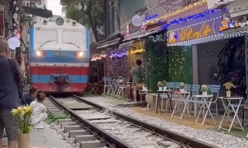 Foreign visitor struck by train while sitting near Kham Thien 'train street'