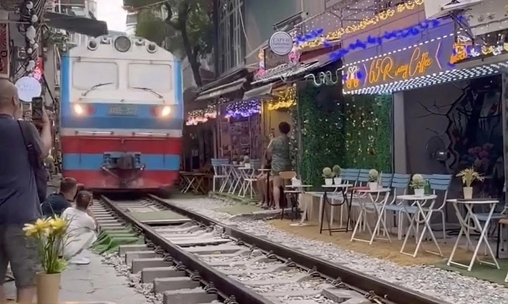 Foreign visitor struck by train while sitting near Kham Thien 'train street'