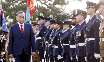 Australia fires 21-gun salute to welcome general secretary, president To Lam