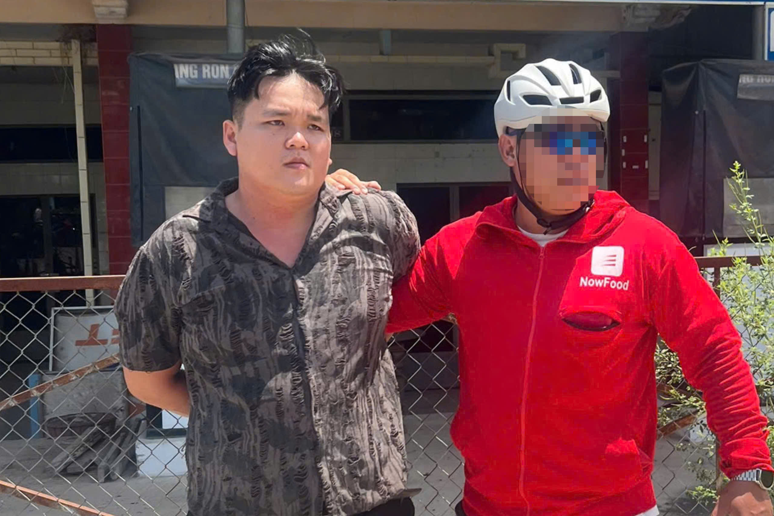 Man holds knife to cafe owner's throat, robs gold