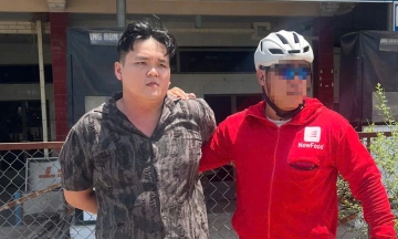 Man holds knife to cafe owner's throat, robs gold