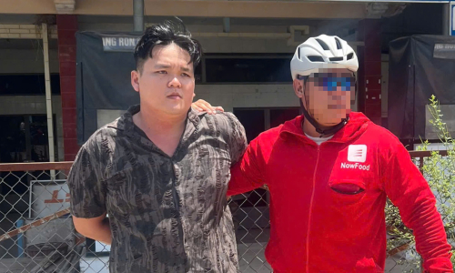 Man holds knife to cafe owner's throat, robs gold