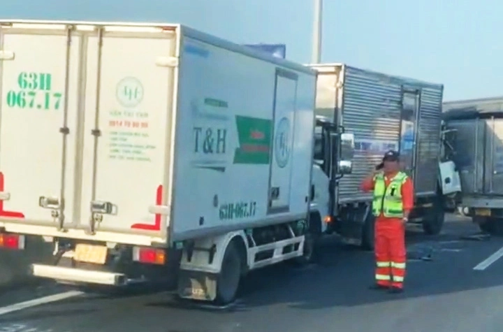 5-vehicle pile-up on TP HCM - Trung Luong expressway