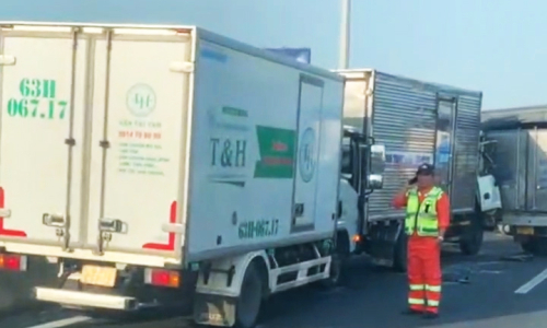 5-vehicle pile-up on TP HCM - Trung Luong expressway