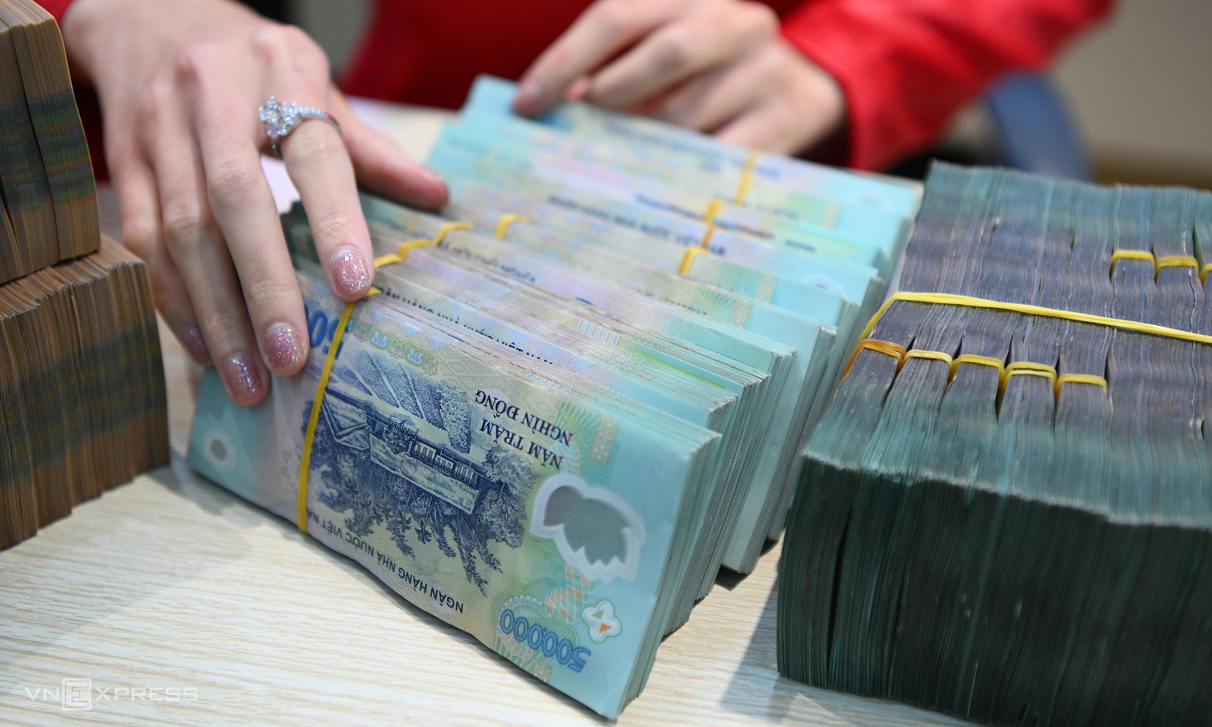 Banks launch loan packages with 0.5-2% interest rate reductions