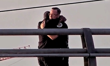 Forty-five minutes: US police officer helps man step back from the brink on Nashville bridge