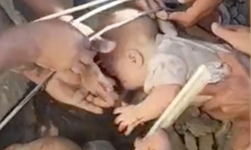 Faint cry from rubble saves baby after Colombia earthquake