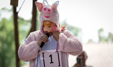Pig impersonation festival in France attracts thousands of spectators