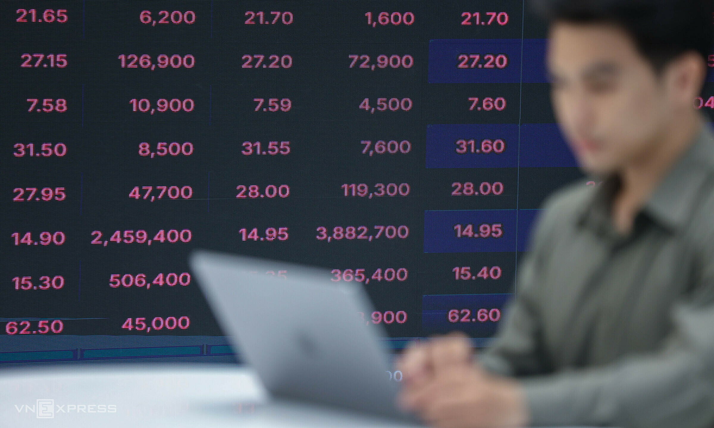 Stocks fall nearly 28 points