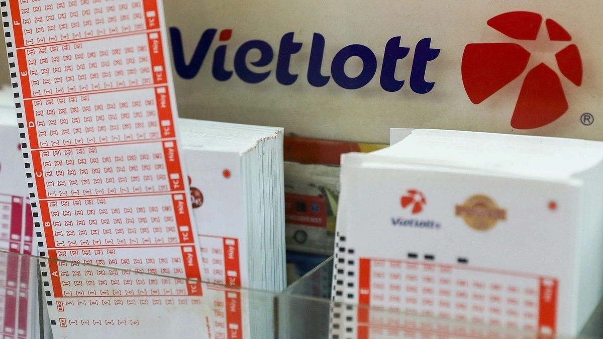 A customer wins nearly 72 billion dong jackpot