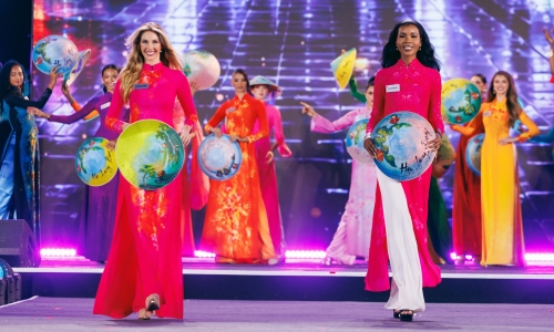 111 international beauties wear ao dai to open Miss World