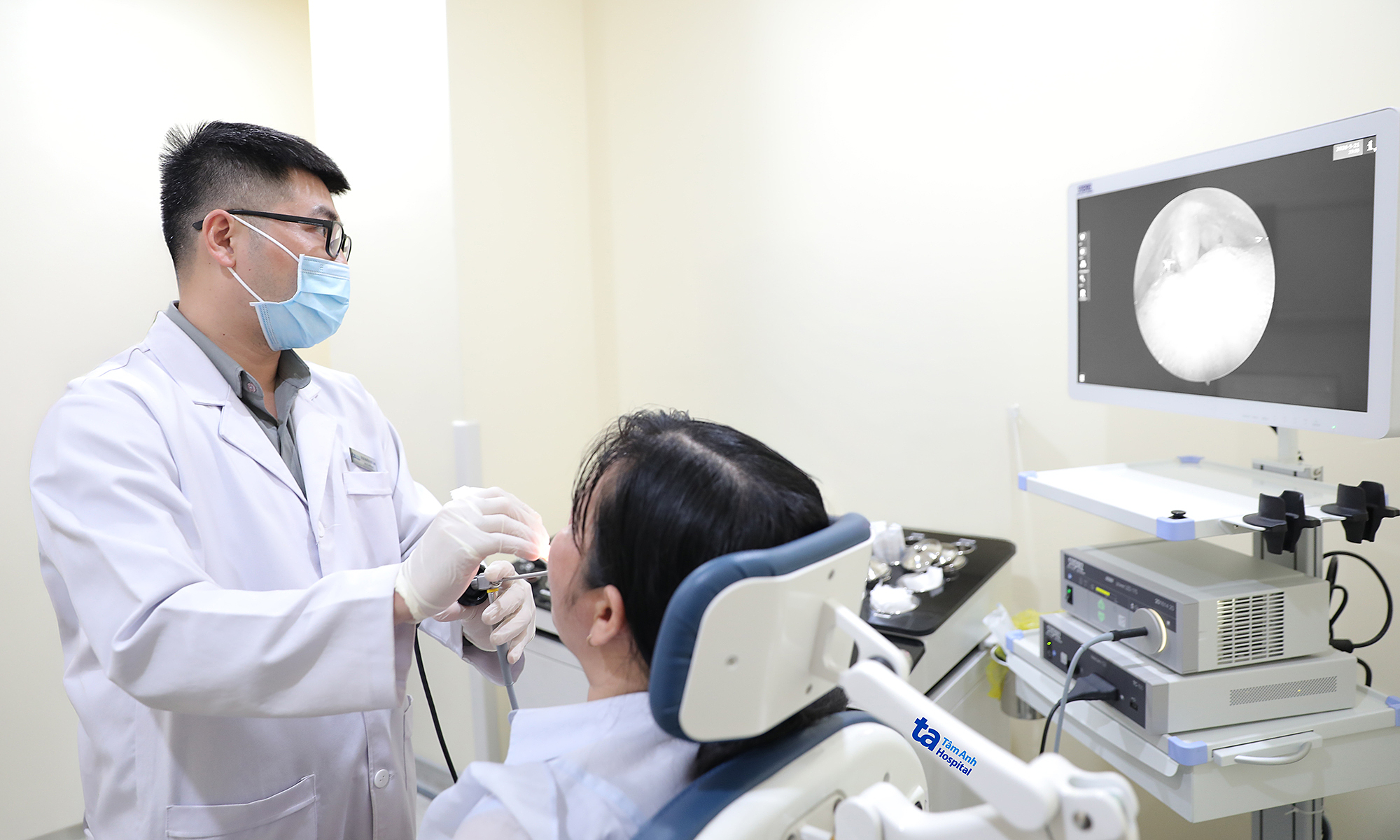 Who is susceptible to pharyngitis and tonsillitis during cold, rainy weather?