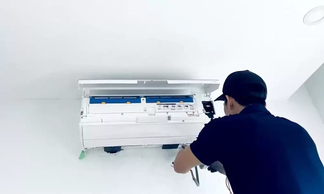 Air conditioner maintenance bill surges to 10 million dong over 'low refrigerant' error