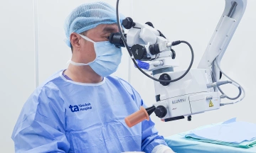 Coconut fall causes severe eye lens damage