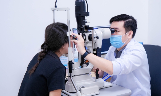 Myopic woman notices 'floaters', diagnosed with retinal detachment