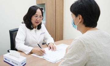 Is dark urine a sign of hepatitis B?