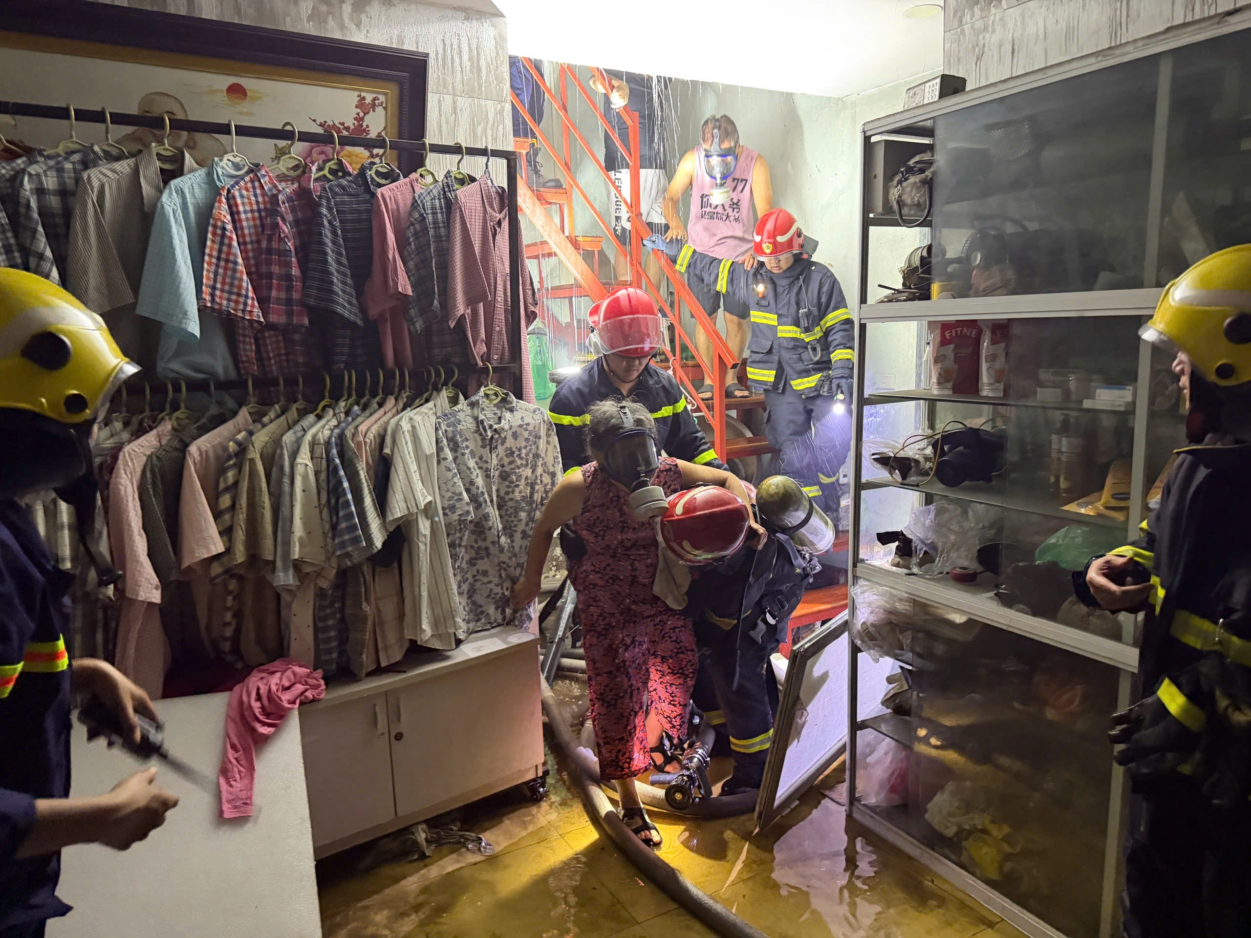 Firefighters rescue four trapped in Hanoi fashion store blaze