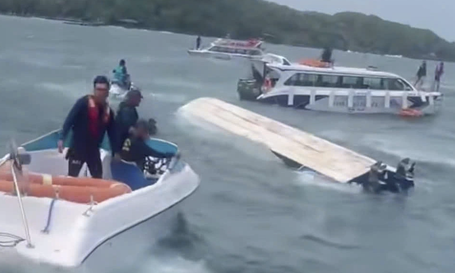 Captain's negligence cited in canoe capsize killing 15 tourists