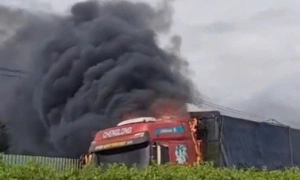 Tractor-trailer engulfed in flames on Ho Chi Minh City - Long Thanh expressway
