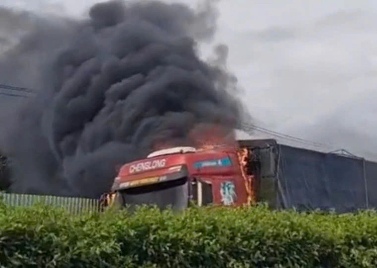 Tractor-trailer engulfed in flames on Ho Chi Minh City - Long Thanh expressway